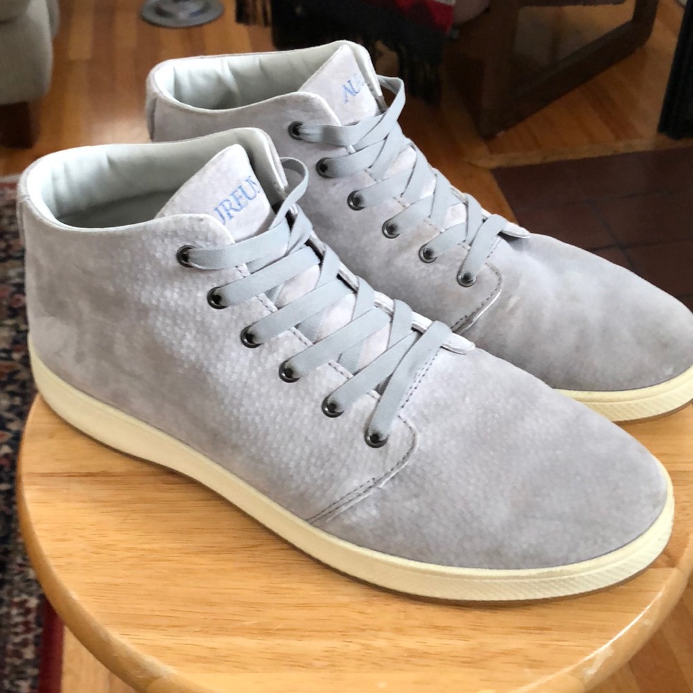 Mid top sneaker